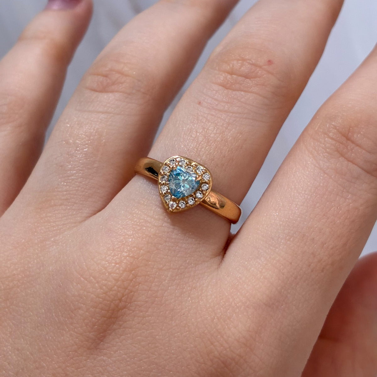ANILLO CORAZÓN MOISSANITA ACUAMARINA 0.50CT + PIEDRAS BLANCAS TALLA 8 ORO AMARILLO COL 18K-2.12GR
