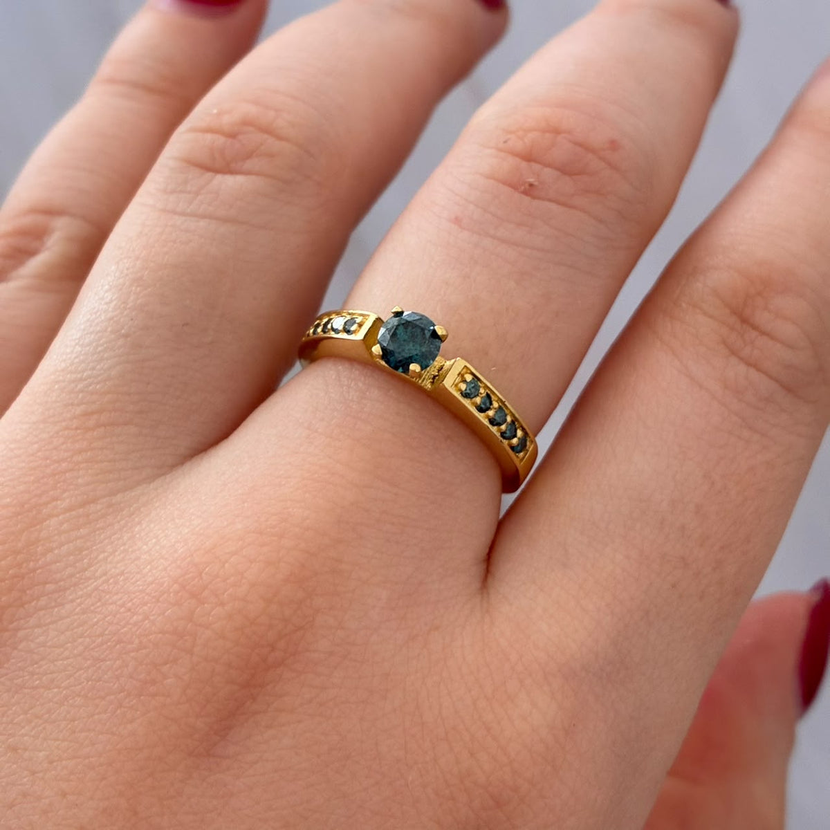 ANILLO AUSTRAL + DIAMANTE NATURAL REDONDO 55CT 4.5MM - 2MM TALLA 6.5 ORO AMARILLO COL 18K-4.75GR