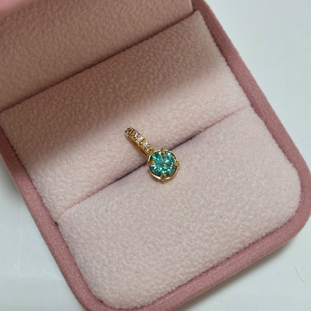 DIJE CHISPA DE MOISSANITA AZUL 0.50CT + PIEDRAS BLANCAS 1.2CM ORO AMARILLO COL 18K-0.77GR