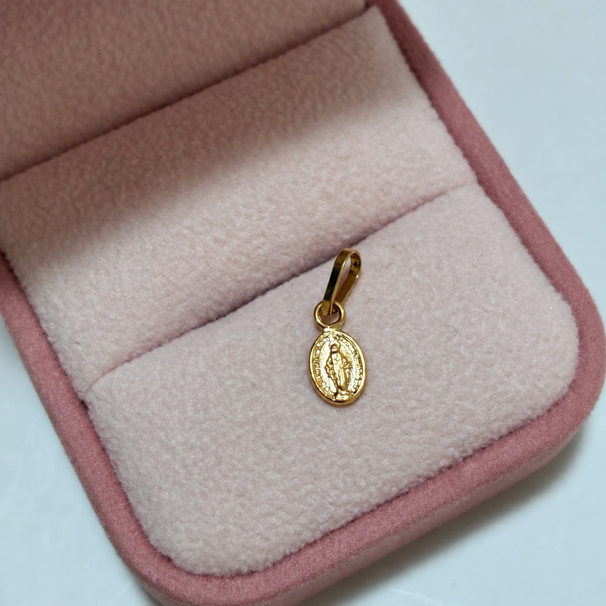 DIJE VIRGEN MILAGROSA REDONDA 1.5CM ORO AMARILLO COL 18K-0.25GR