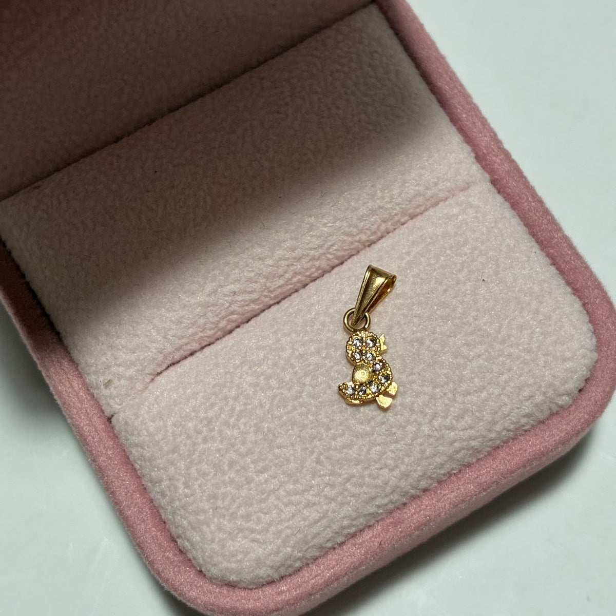 DIJE PATO + PIEDRAS BLANCAS 1.4CM ORO AMARILLO COL 18K-0.42GR