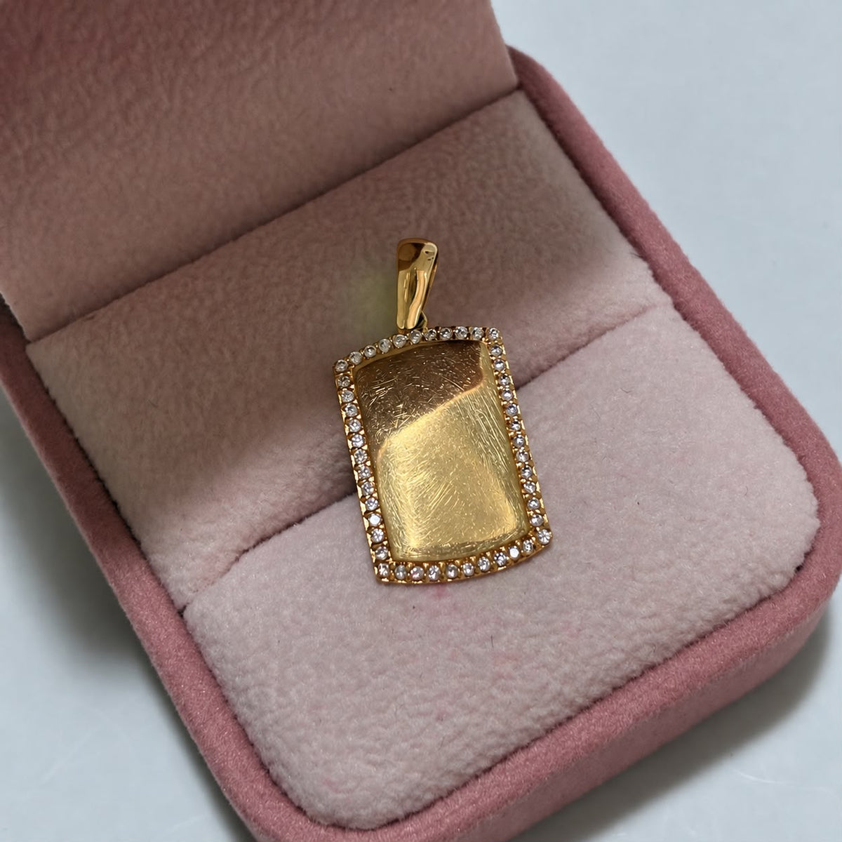 DIJE PLACA BORDE PIEDRAS BLANCAS 2.6CM ORO AMARILLO COL 18K-2.49GR