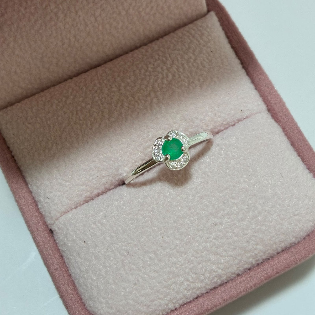 ANILLO FLOR TRESPETALOS PLATA 925 + ESMERALDA NATURAL TALLA 4,5