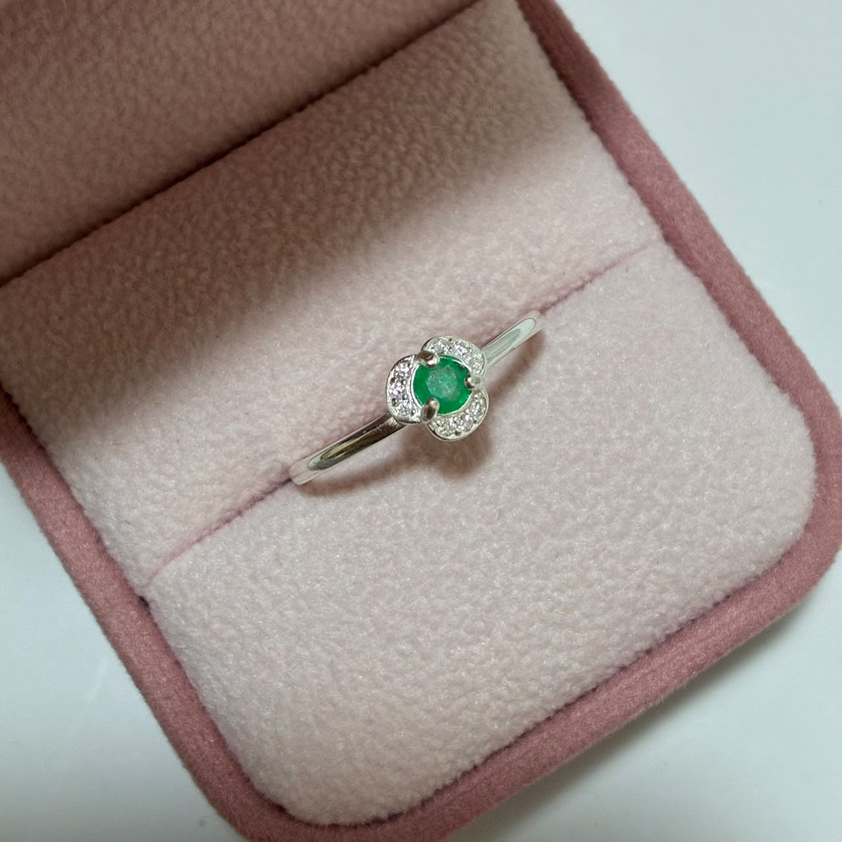 ANILLO FLOR TRESPETALOS PLATA 925 + ESMERALDA NATURAL TALLA 7,5