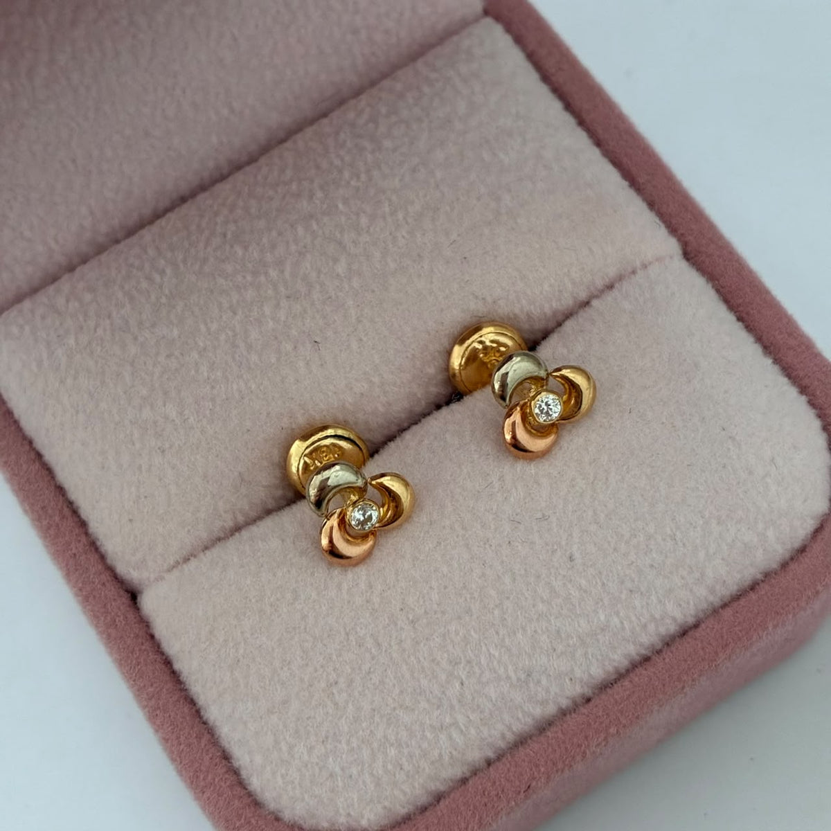 TOPOS FLOR TRES PETALOS+PIEDRAS BLANCAS 0,75GR TRES OROS COL 18K