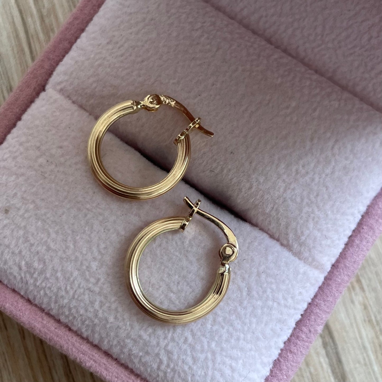 CANDONGAS CON RELIEVE 1.4CM ORO AMARILLO COL 18K - 0,94GR (N)