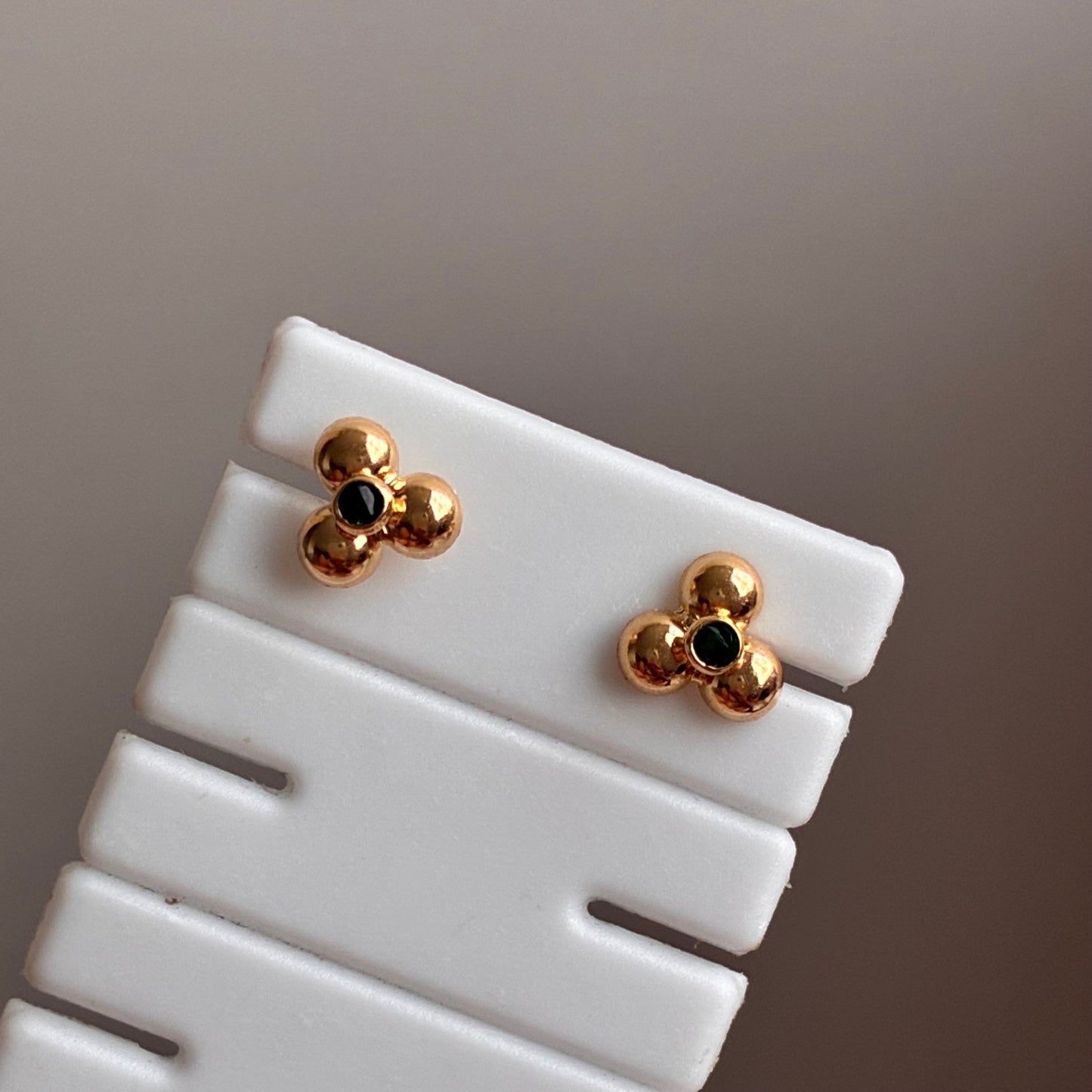 TOPOS FLOR TRES PETALOS PIEDRA VERDE ORO AMARILLO 18K - 0,67GR