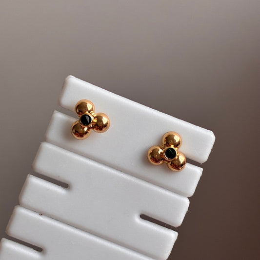 TOPOS FLOR TRES PETALOS PIEDRA VERDE ORO AMARILLO 18K - 0,67GR