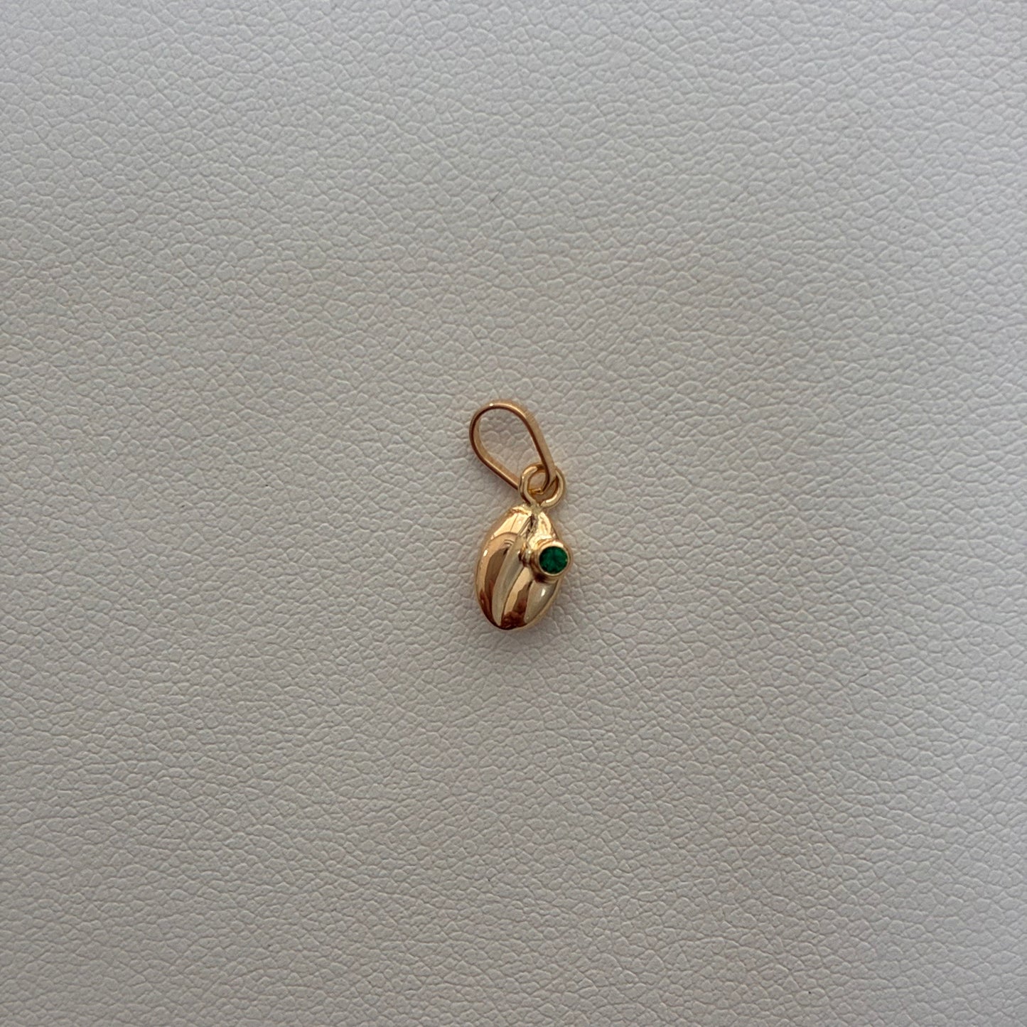 DIJE GRANO DE CAFÉ CON PIEDRA VERDE 1.2CM ORO AMARILLO 18K - 0.22GR