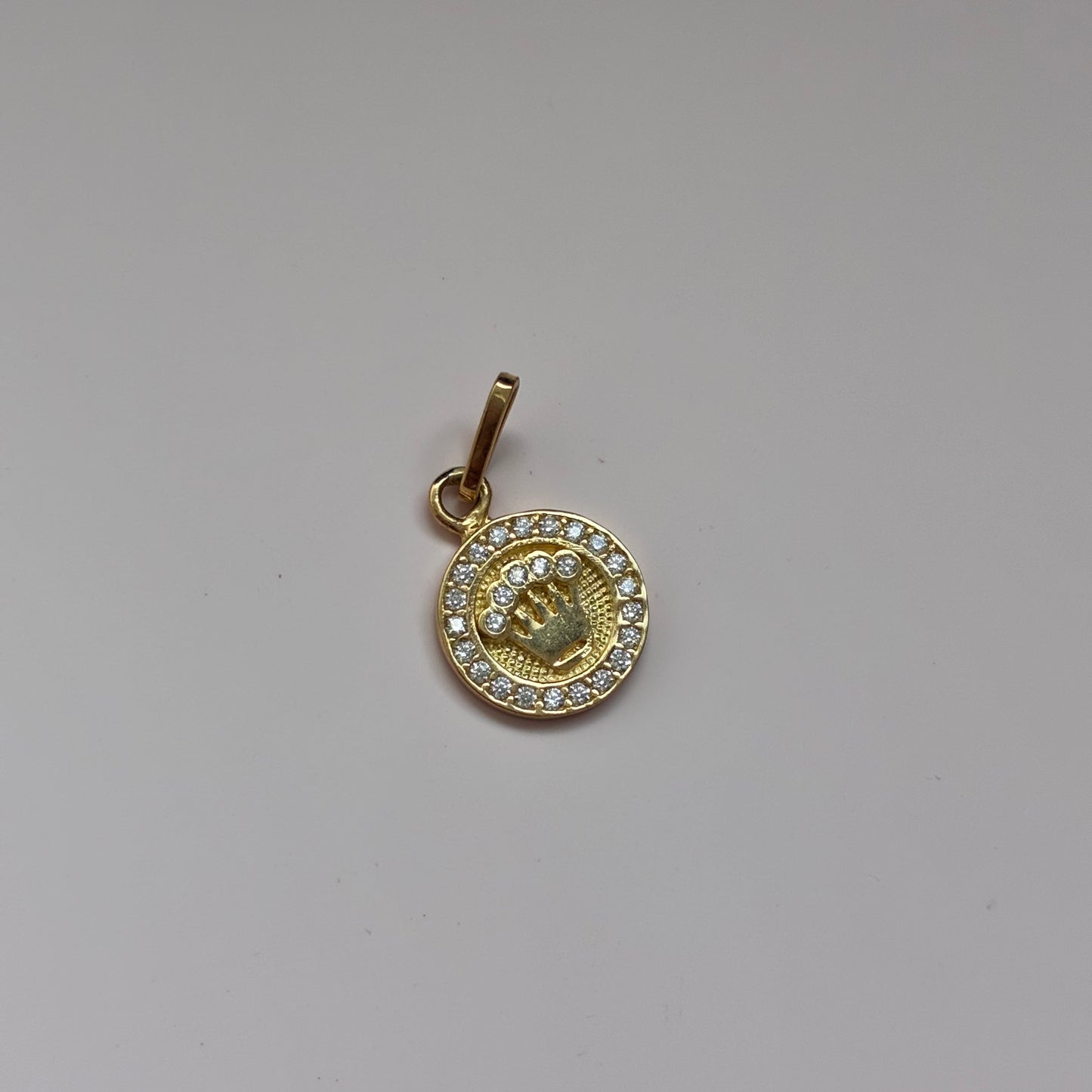 DIJE CORONA  RX PIEDRAS BLANCAS 1.2CM ORO AMARILLO 18K - 1,12GR