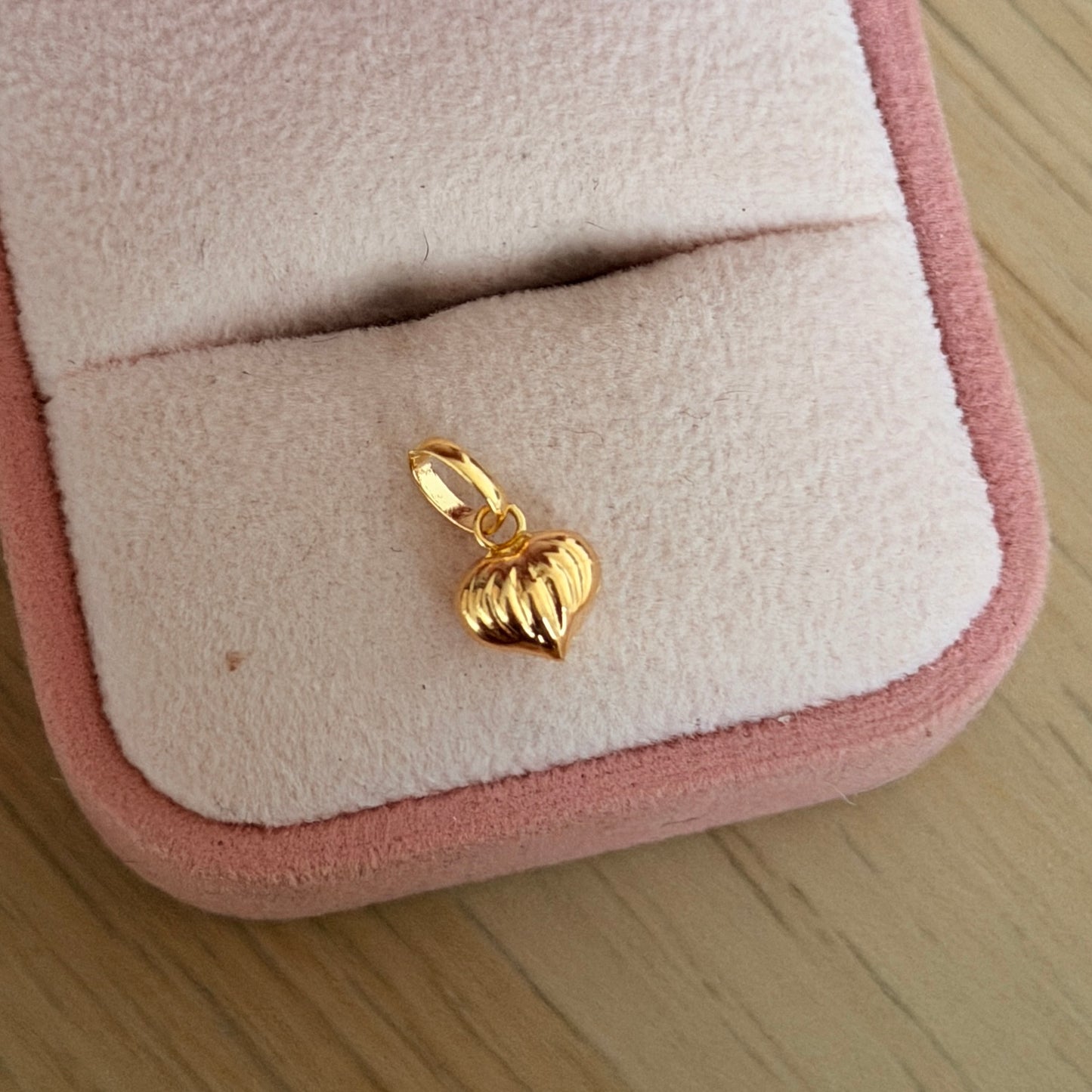 DIJE CORAZON INFLADO RAYADO 1.3CM ORO AMARILLO COL 18K - 0,34GR