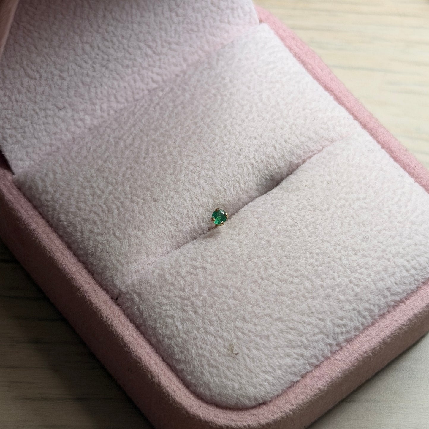 CHISPA PARA NARIZ  RECTA ESMERALDA NATURAL ORO AMARILLO COL 18K *PIERCING*