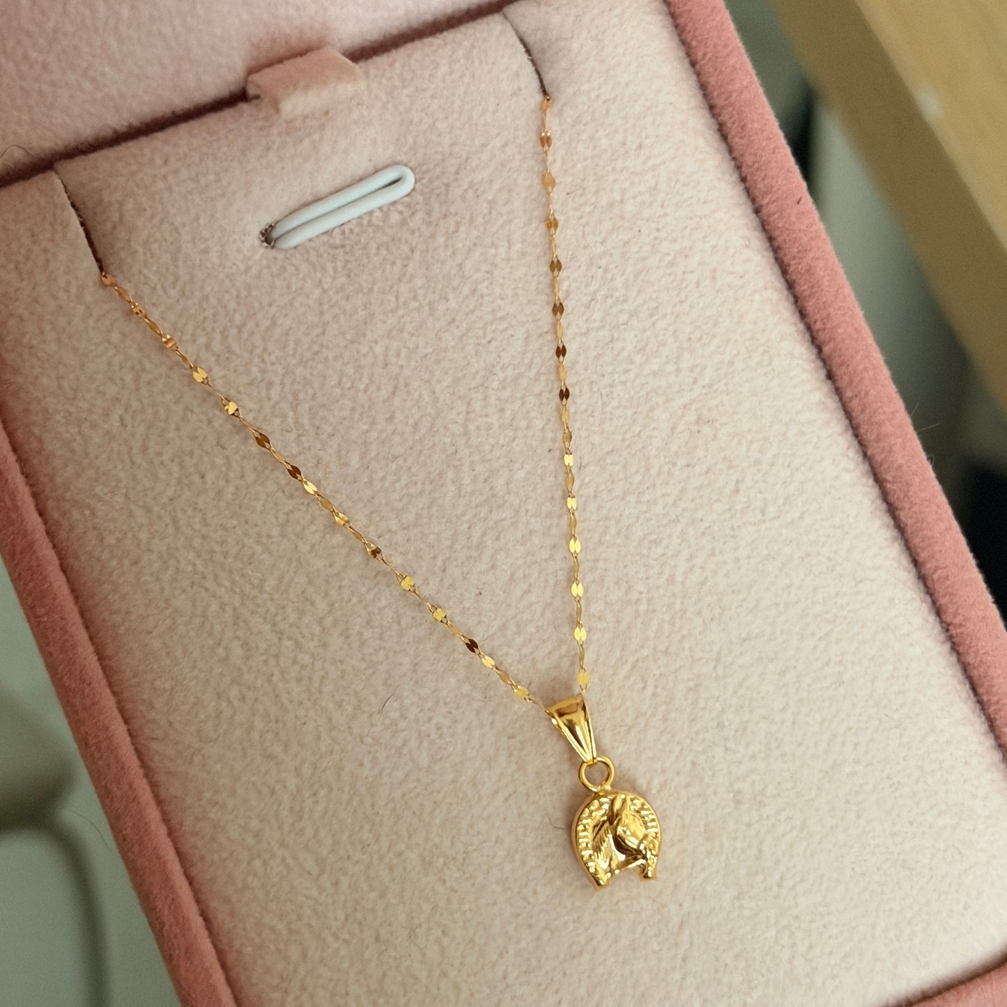 CADENA MINI CRISPETA 50CM + DIJE HERRADURA DE CABALLO 1.3CM ORO AMARILLO 18K