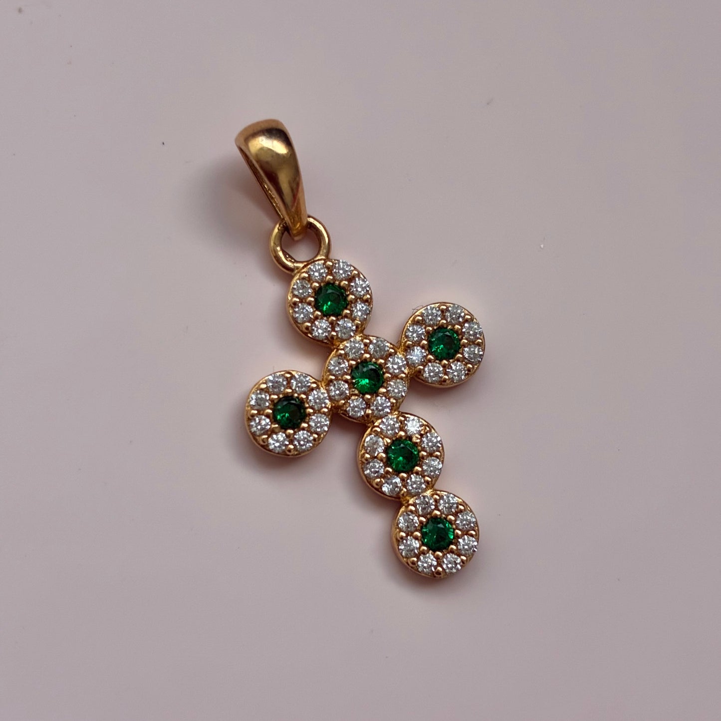 DIJE CRUZ PIEDRAS VERDES Y BLANCAS 2.3CM ORO AMARILLO 18K - 2,25GR