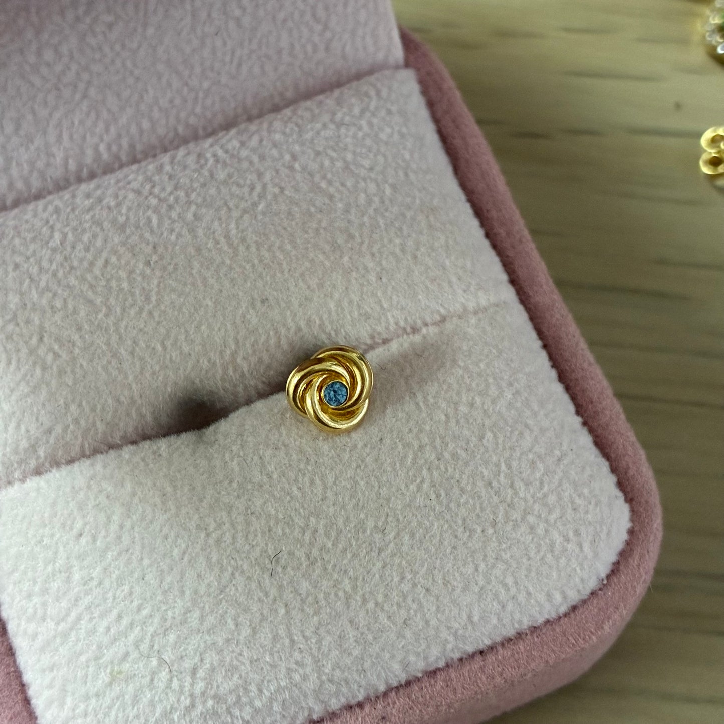 TOPO FLOR TRES PETALOS LISOS CON PIEDRA AZUL ORO AMARILLO COL 18K - 0,32GR *PIERCING*