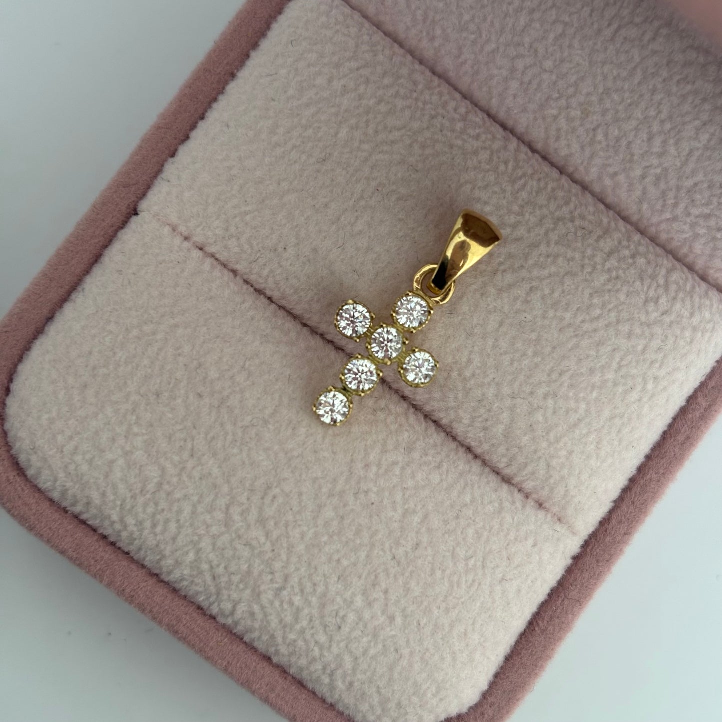 DIJE CRUZ REDONDA PIEDRAS BLANCAS 1,6CM ORO AMARILLO COL 18K - 1,0GR
