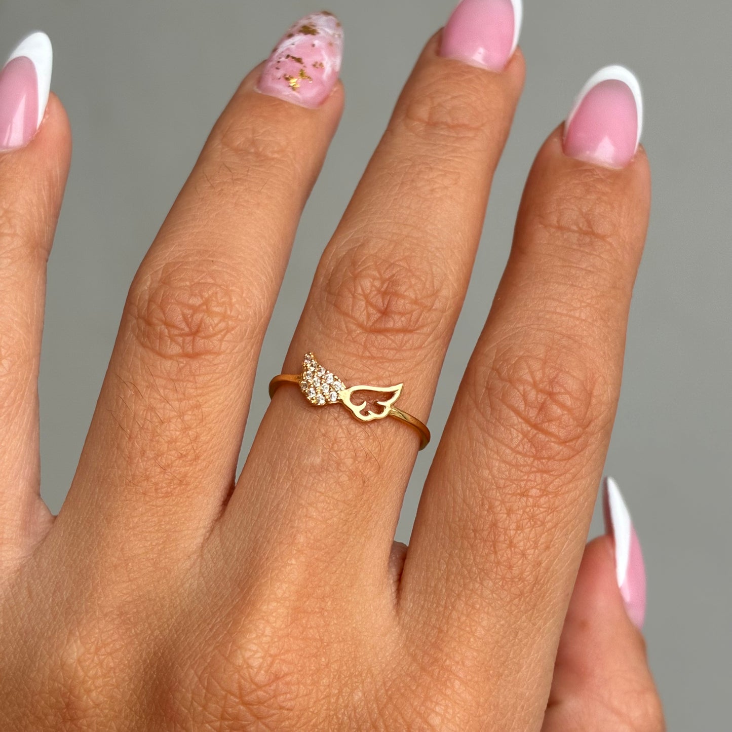 ANILLO ALAS PIEDRAS BLANCAS Y SILUETA TALLA 7 ORO AMARILLO 18K - 1,1GR *PP*