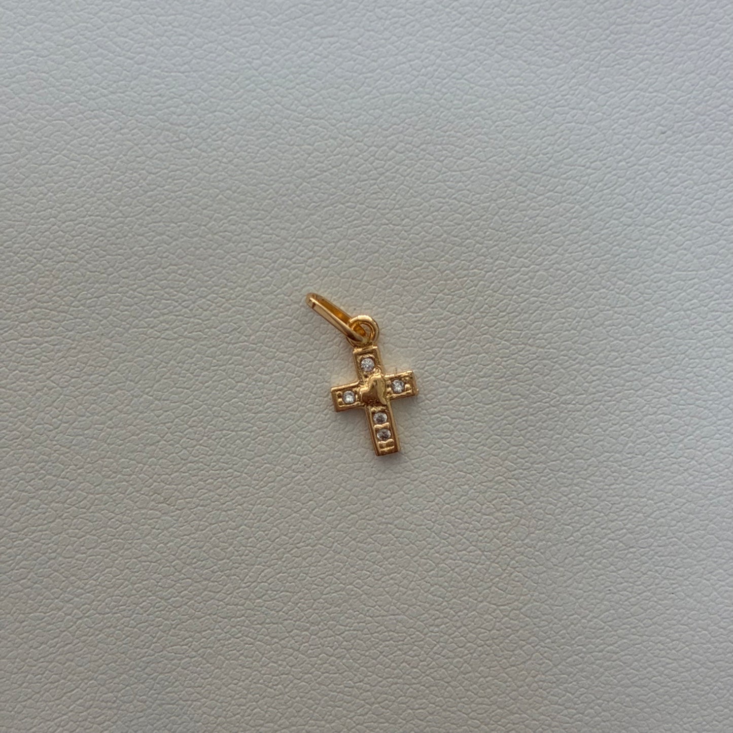 DIJE CRUZ PIEDRAS BLANCAS + CORAZON CENTRAL 1.3CM ORO AMARILLO 18K - 0.42GR