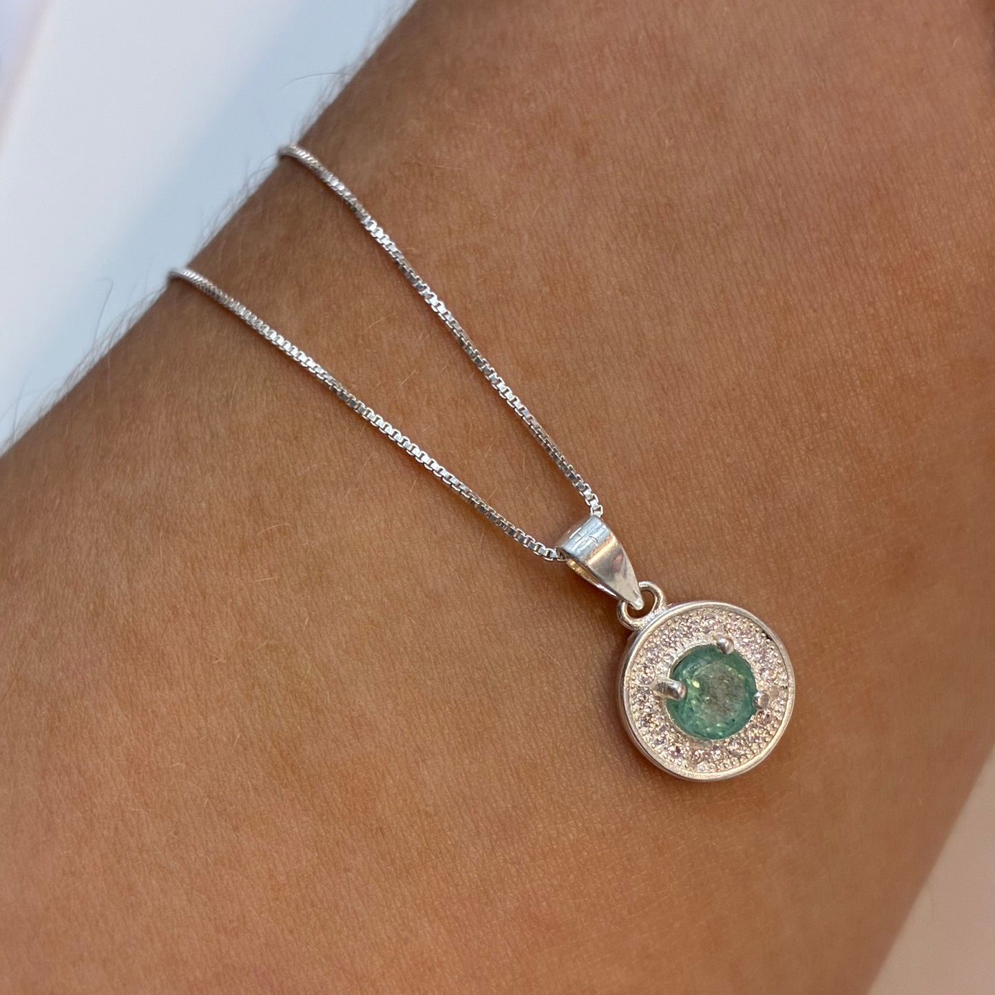 CADENA Y DIJE CIRCULO BISEL PIEDRAS BLANCAS + ESMERALDA NATURAL PLATA 925 45CM