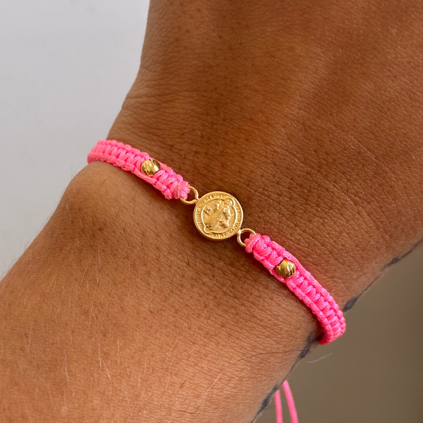 PULSERA HILO ROSA SAN BENITO + 2 BOLAS 3MM ORO AMARILLO 18K - 0,55GR