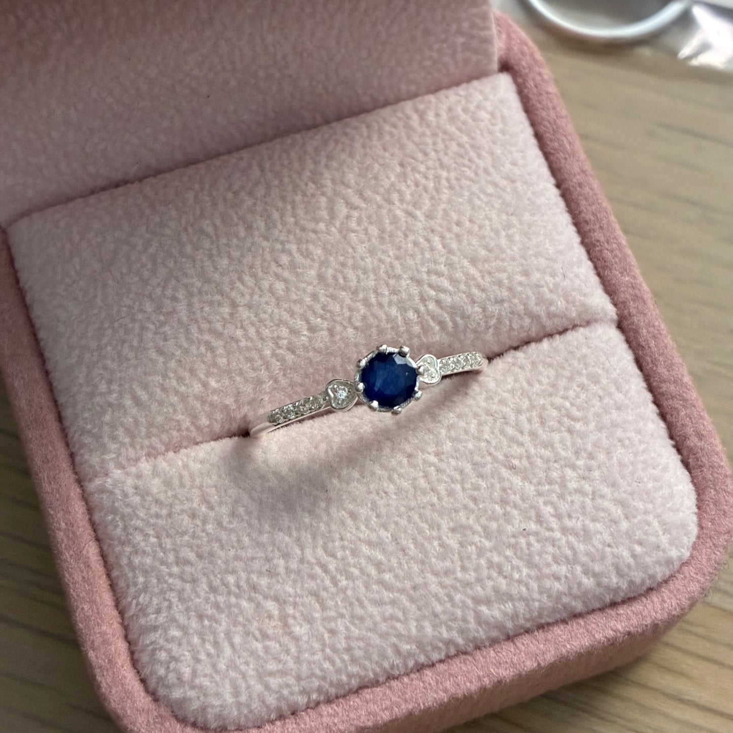 ANILLO DOS CORAZONES PIEDRAS BLANCAS + ZAFIRO NATURAL 0,29CTS PLATA 925 TALLA 7