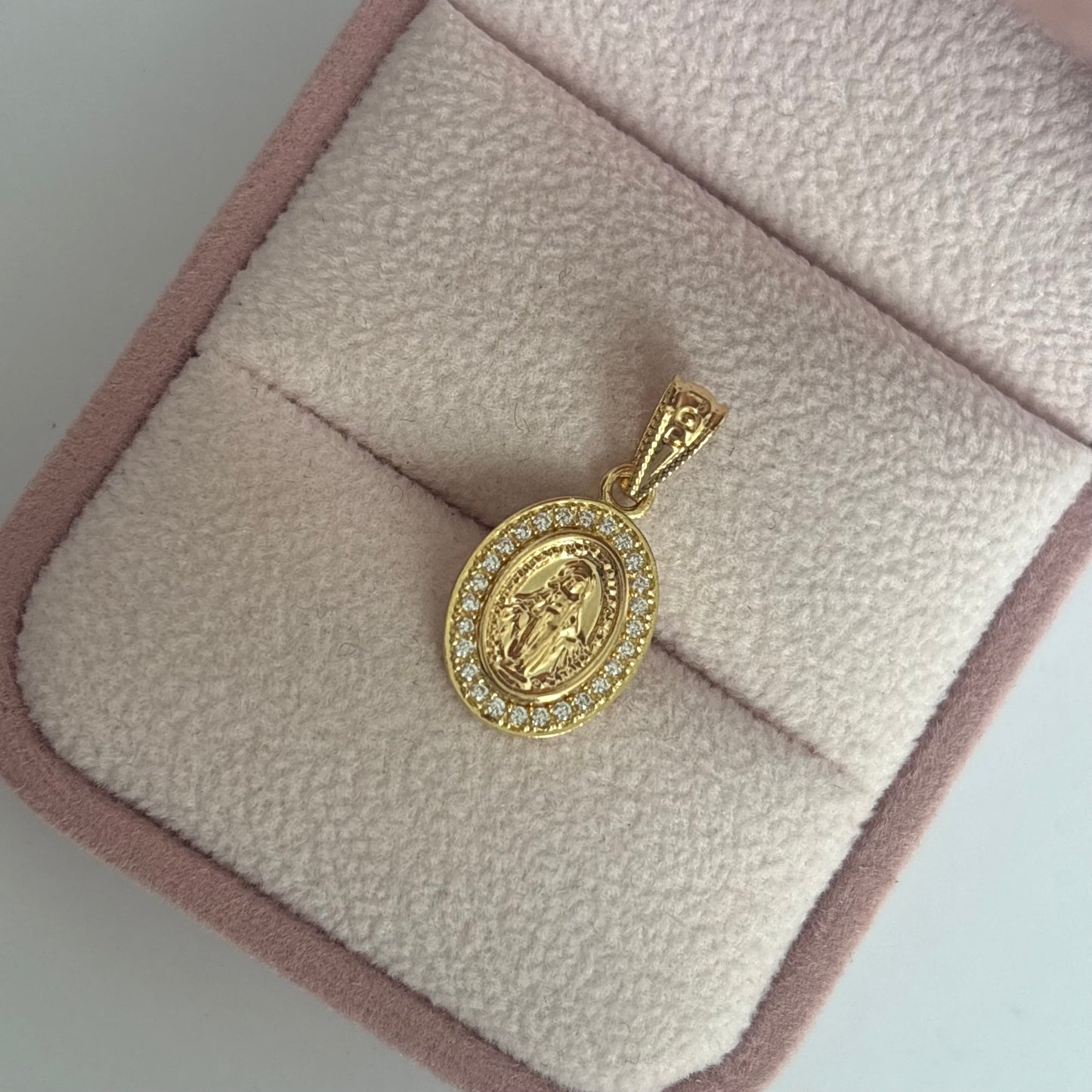 DIJE VIRGEN DE LA MILAGROSA  MARCO PIEDRAS BLANCAS 2.2CM ORO AMARILLO COL 18K - 1,16GR (NG)