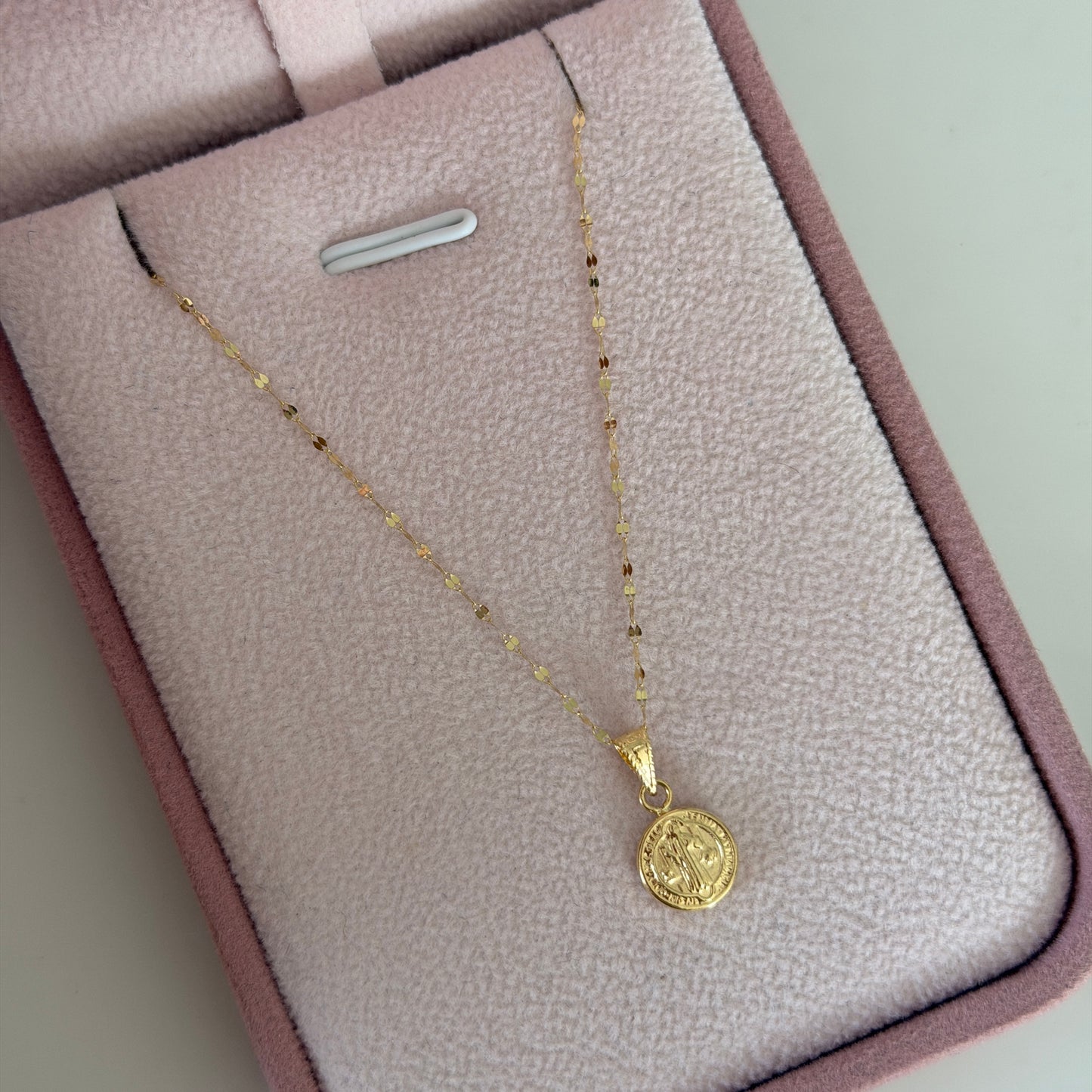 CADENA MINI CRISPETA 0.9MM 45CM + DIJE SAN BENITO ORO AMARILLO 18K 0,7GR (NA)