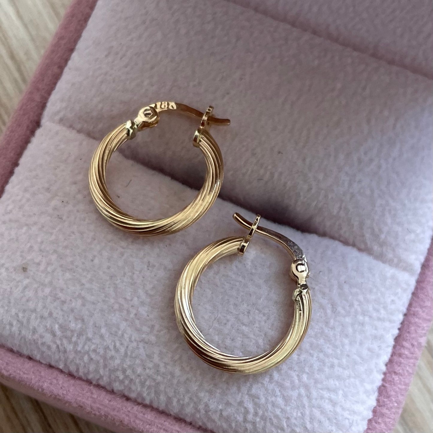 CANDONGAS CON RELIEVE 1.3CM ORO AMARILLO COL 18K - 0,95GR (N)