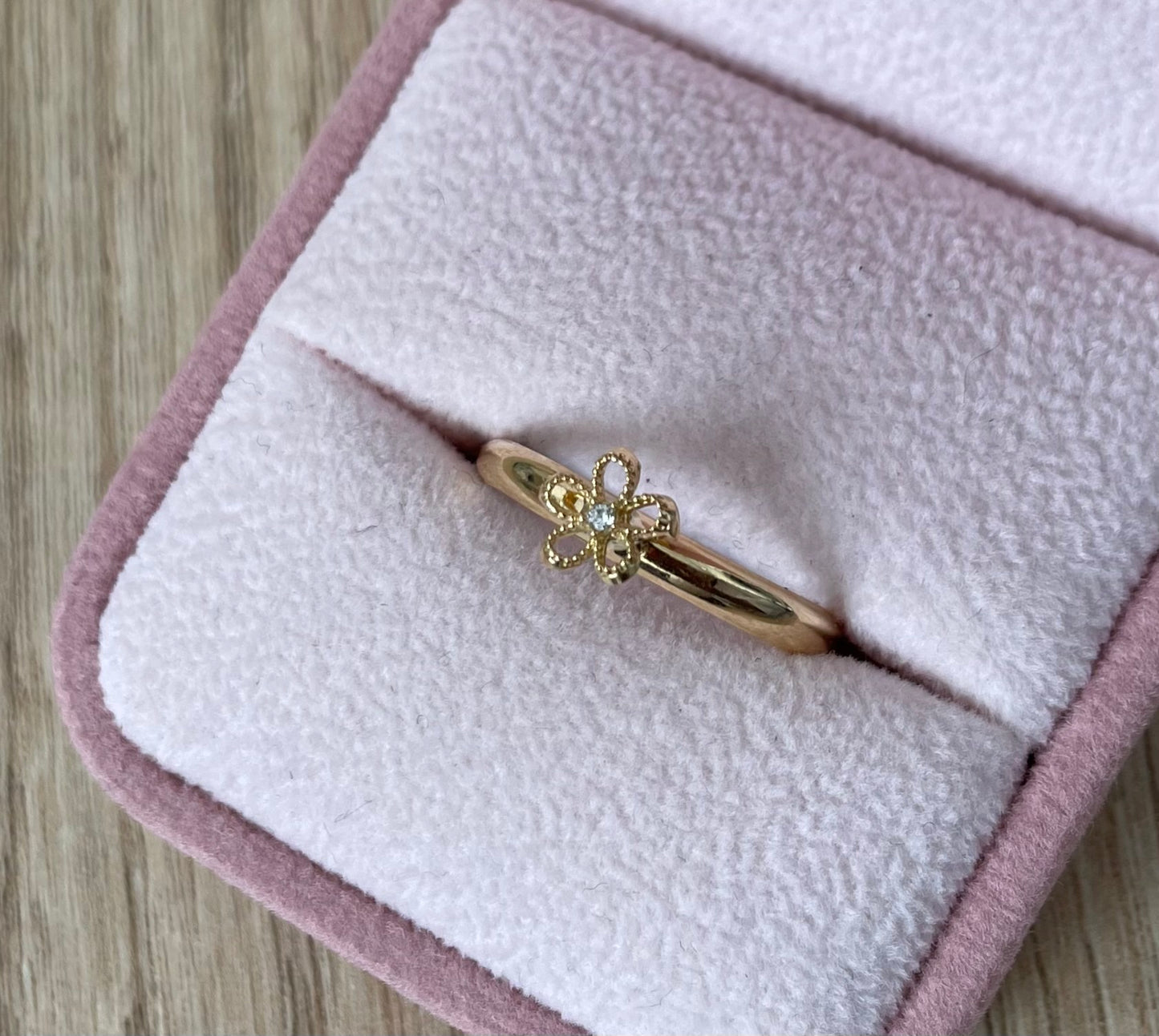 ANILLO CON FLOR PUNTEADA Y PIEDRA BLANCA 6MM ORO AMARILLO COL 18K TALLA 7.5 - 0,88GR (NG)