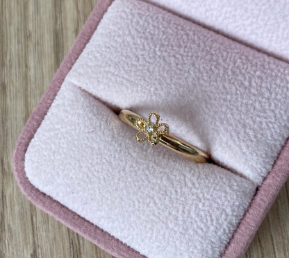 ANILLO CON FLOR PUNTEADA Y PIEDRA BLANCA 6MM ORO AMARILLO COL 18K TALLA 7.5 - 0,88GR (NG)