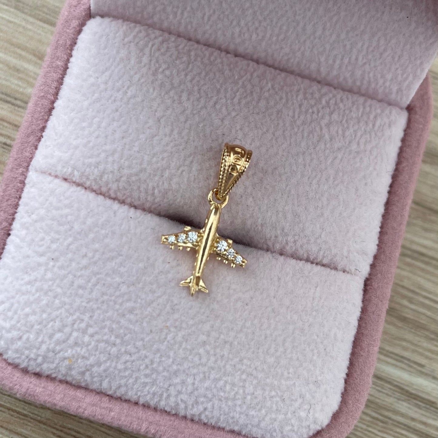 DIJE AVION Y PIEDRAS BLANCAS 1,9CM ORO AMARILLO COL 18K - 0,54GR (NG)