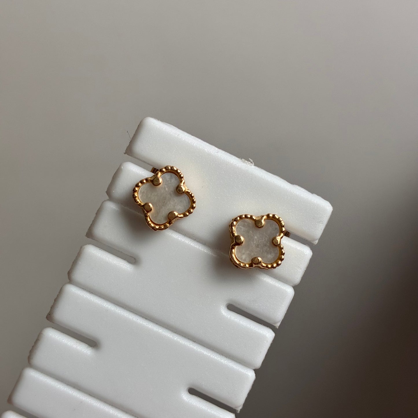 TOPOS TREBOL PIEDRA BLANCA 7MM ORO AMARILLO 18K - 1,48GR