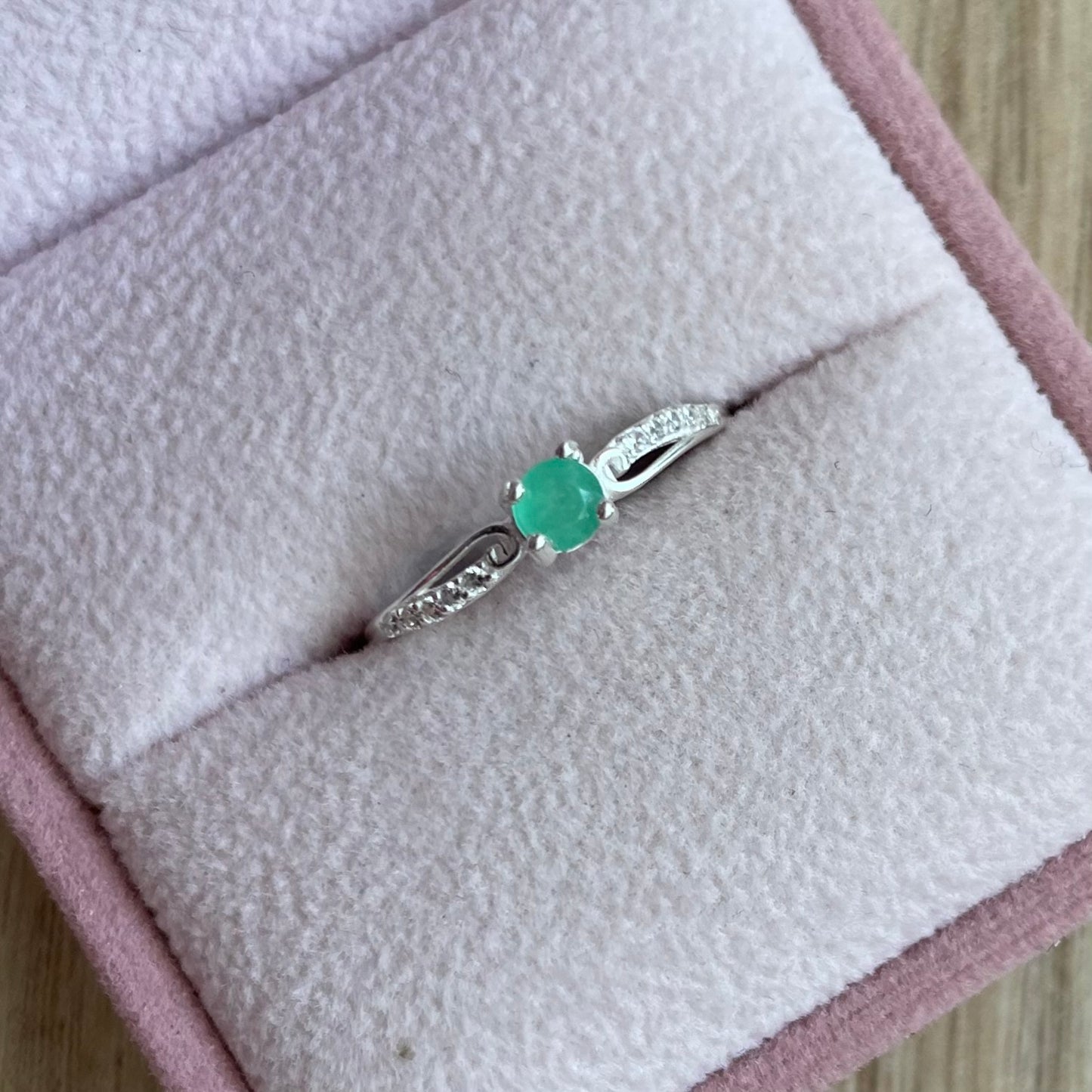 ANILLO ANGELES PIEDRAS BLANCAS + ESMERALDA NATURAL TALLA 7