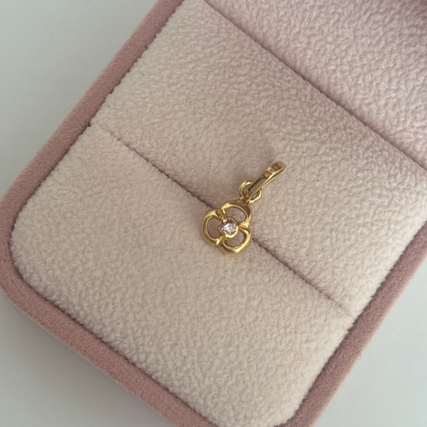 DIJE DE FLOR TRES PETALOS CON PIEDRA LILA 1,5CM ORO AMARILLO COL 18K - 0,64GR (NG)