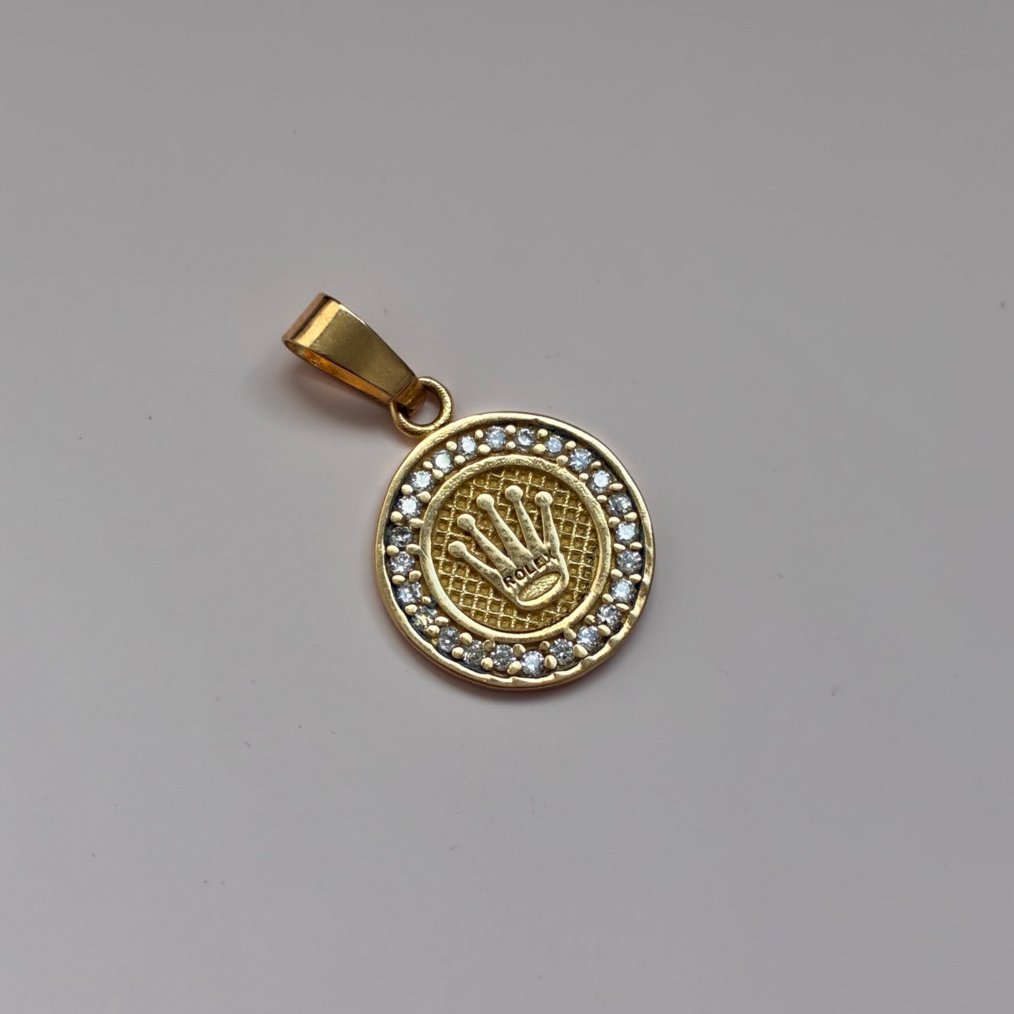 DIJE CORONA RX PIEDRAS BLANCAS 1.4CM ORO AMARILLO 18K - 1,87GR