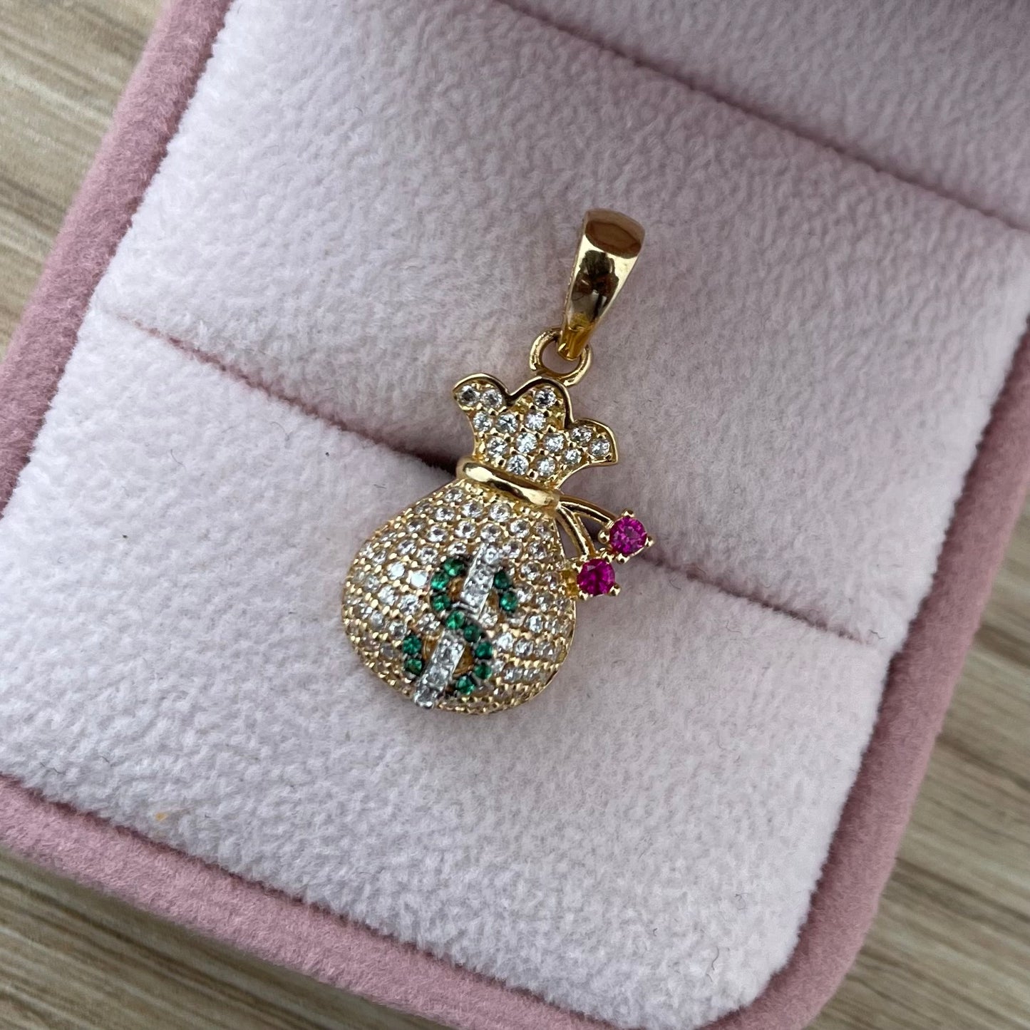 DIJE BOLSA DE DINERO CON PIEDRAS BLANCAS, VERDER Y FUCSIAS 2,51CM ORO AMARILLO COL 18K - 2,60GR (NG)
