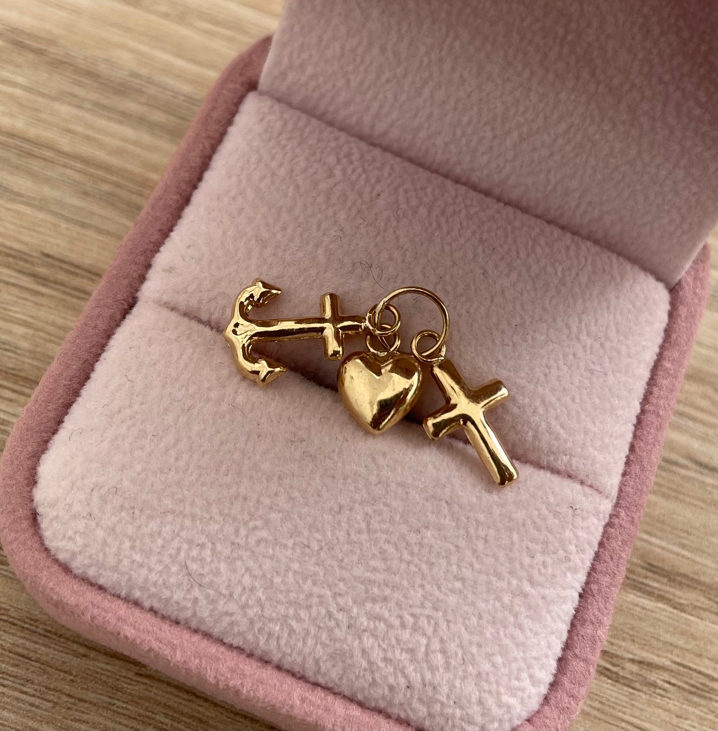 DIJE TRES GRACIAS 2CM ORO AMARILLO COL 18K - 1,14GR