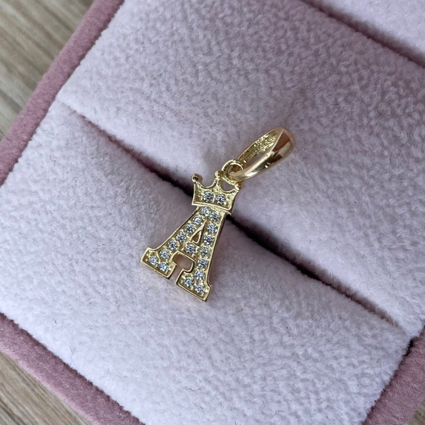 DIJE LETRA A CON CORONA Y PIEDRAS BLANCAS 1,8CM ORO AMARILLO COL 18K - 0,85GR (NG)