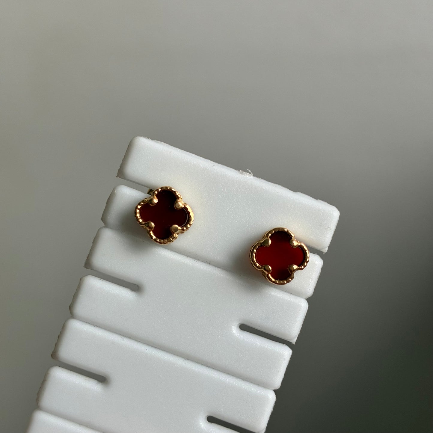 TOPOS TREBOL PIEDRA ROJA 7MM ORO AMARILLO 18K - 1,25GR