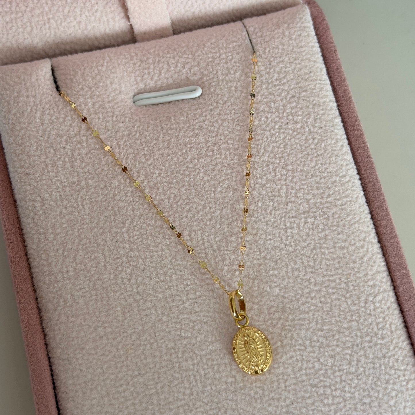 CADENA MINI CRISPETA 0.9MM 45CM + DIJE VIRGEN DE GUADALUPE DESTELLOS ORO AMARILLO 18K 0,68GR (NF)