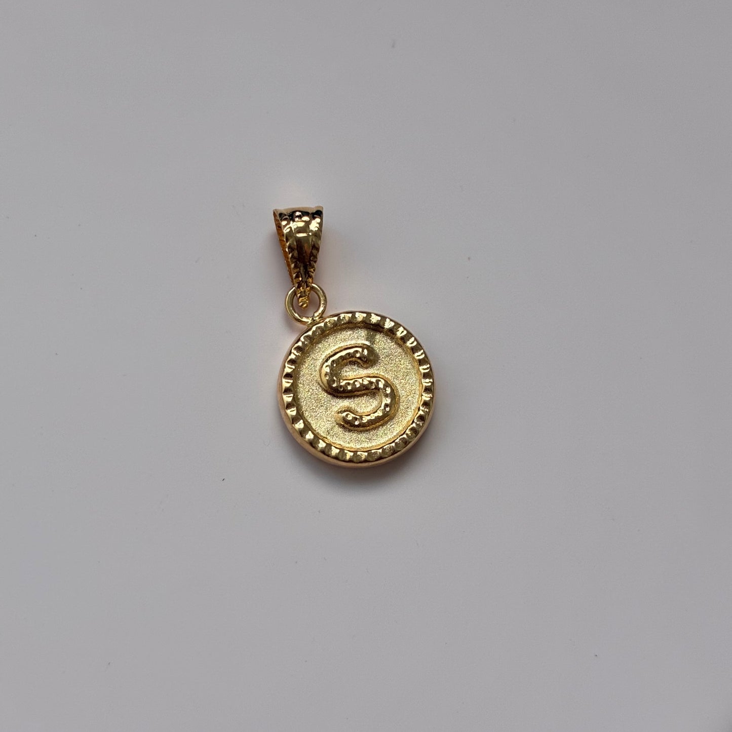 DIJE LETRA S REDONDO BORDEADO 1,7CM ORO AMARILLO 18K - 0,62GR