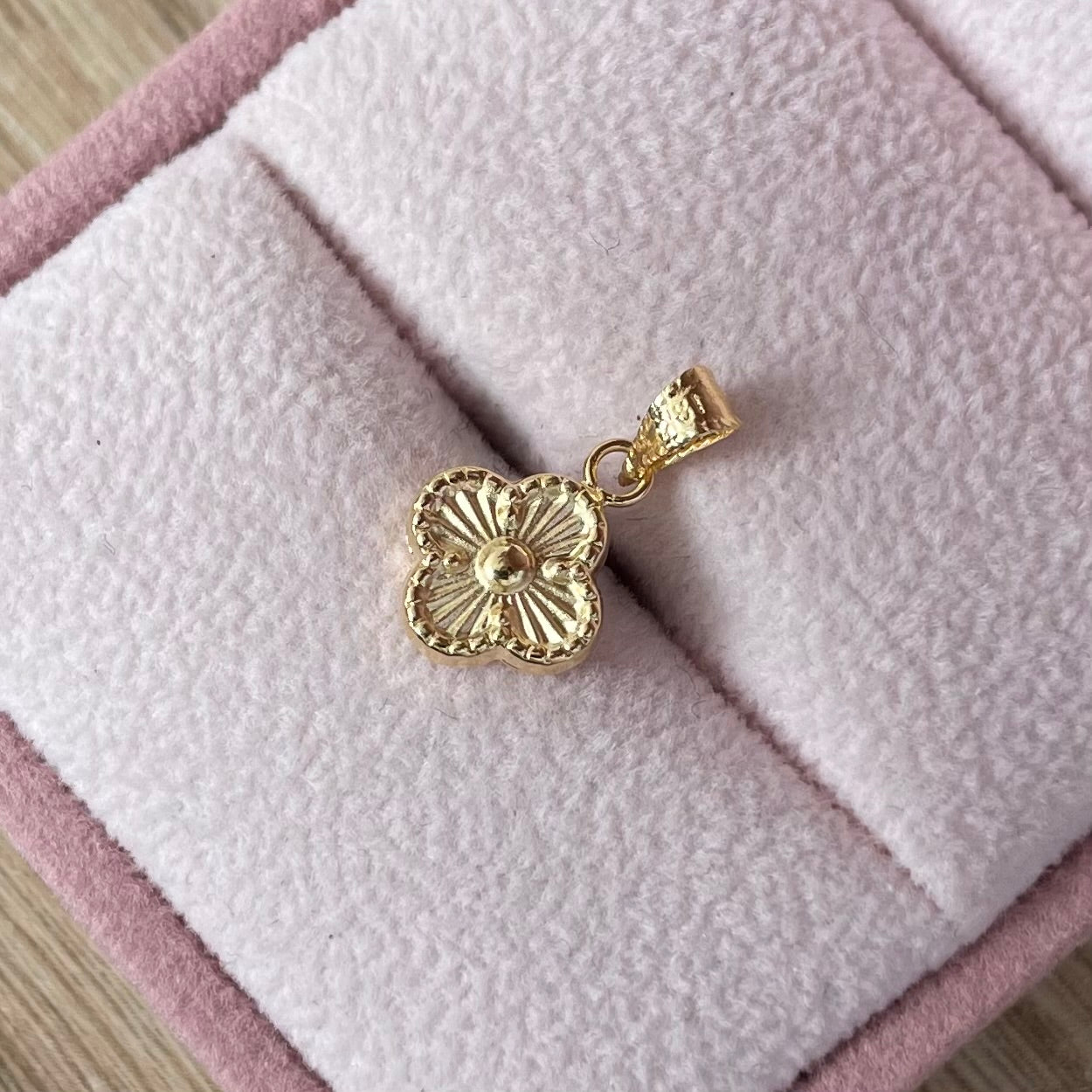 DIJE TREBOL DIAMANTADO PUNTEADO 1,5CM ORO AMARILLO COL 18K - 0,44GR (NG)