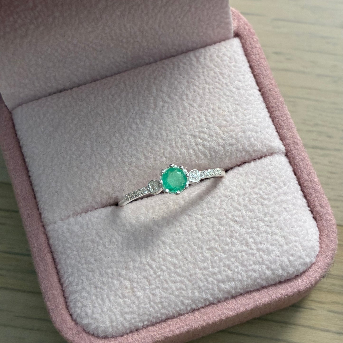 ANILLO DOS CORAZONES PIEDRAS BLANCAS + ESMERALDA NATURAL PLATA 925 TALLA 7