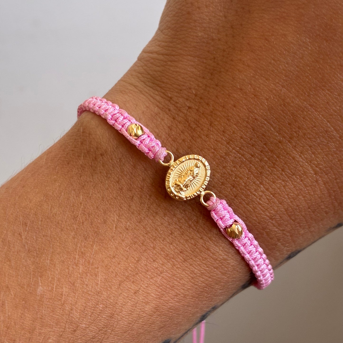 PULSERA HILO ROSA VIRGEN DE GUADALUPE + 2 BOLAS 3M ORO AMARILLO 18K - 0,68GR
