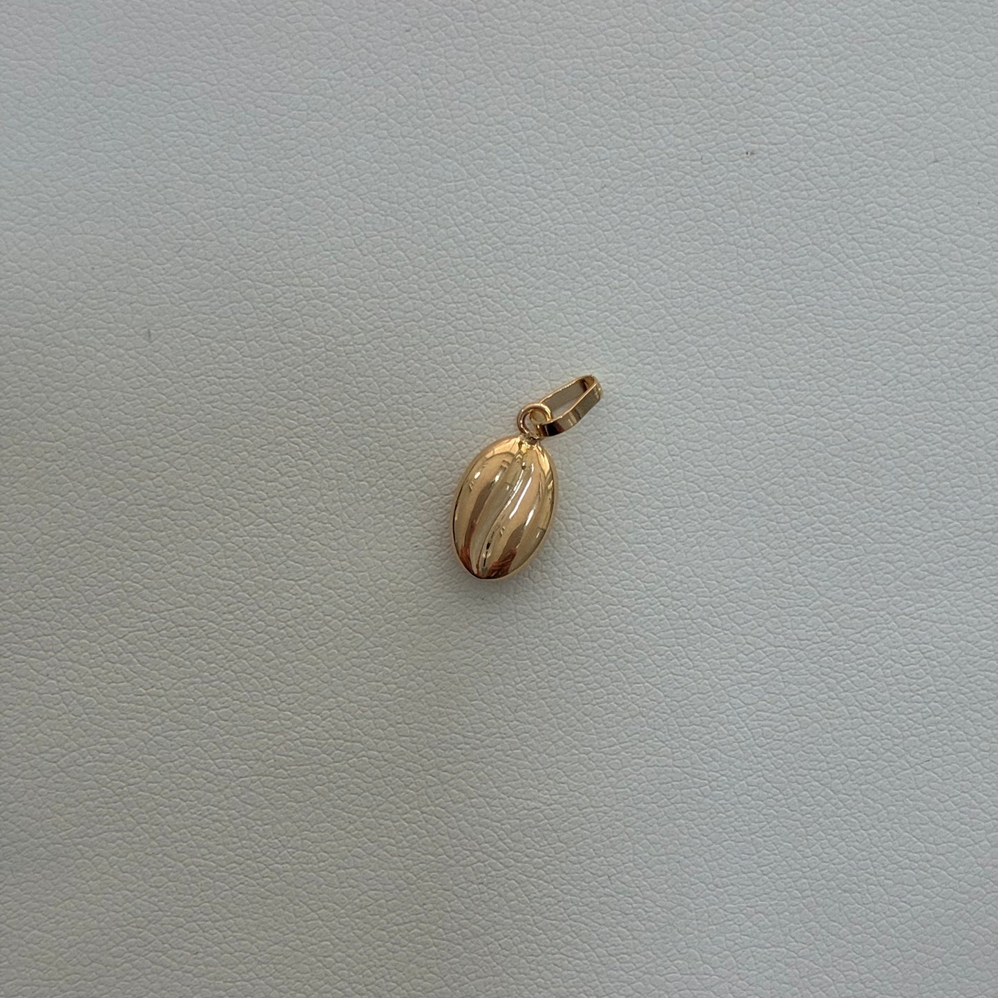 DIJE GRANO DE CAFÉ 1.5CM ORO AMARILLO 18K - 0.33GR