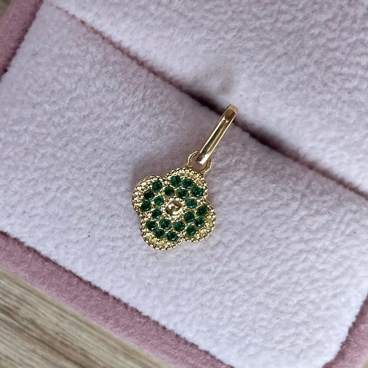 DIJE TREBOL CON PIEDRAS VERDES 1,6CM ORO AMARILLO COL 18K - 0,80GR (NG)