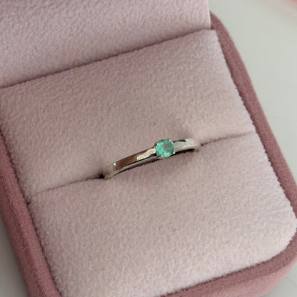 ANILLO SOLITARIO TINNY PIEDRA CENTRAL ESMERALDA NATURAL PLATA 925 TALLA 7