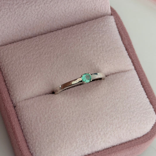 ANILLO SOLITARIO TINNY PIEDRA CENTRAL ESMERALDA NATURAL PLATA 925 TALLA 7