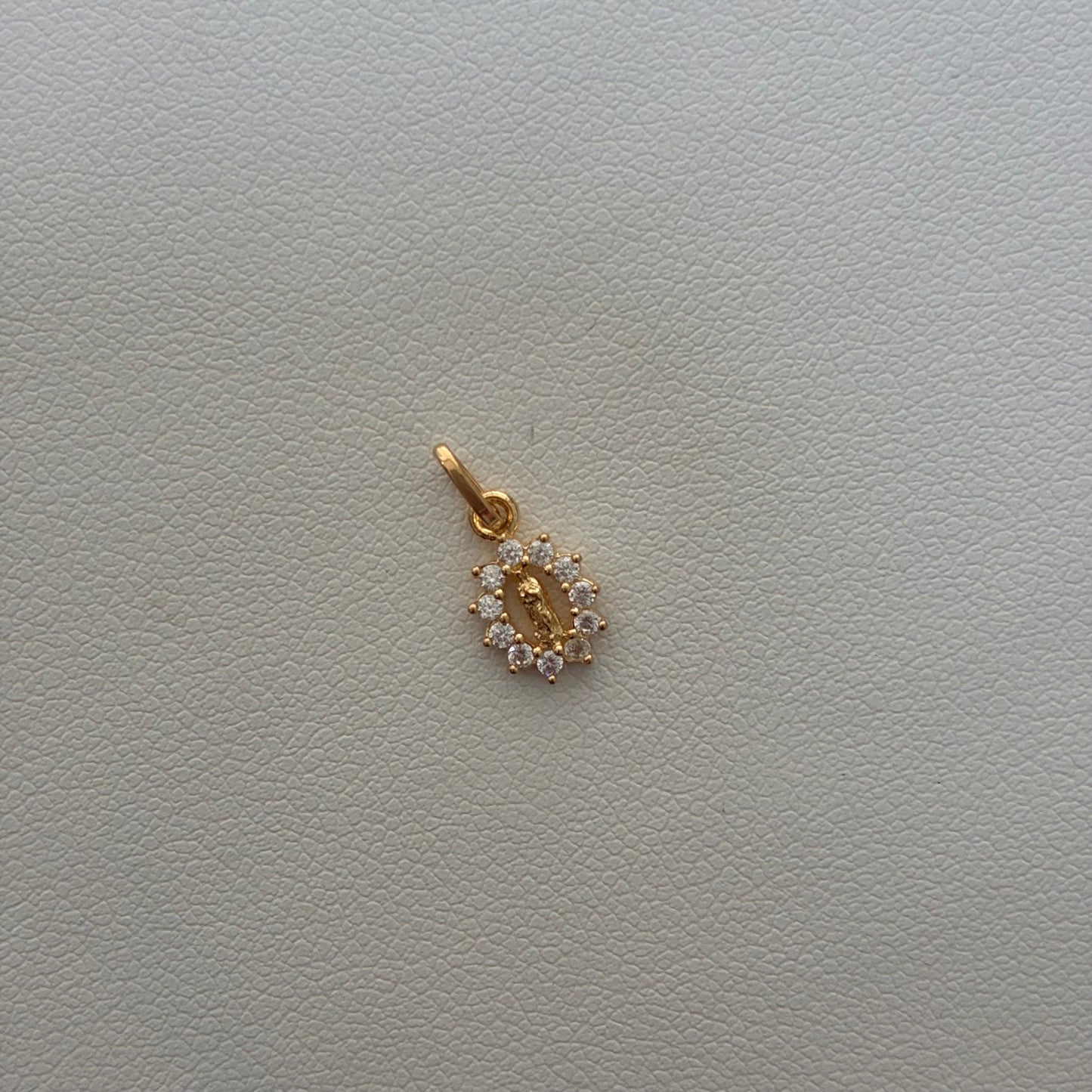 DIJE VIRGEN DE GUADALUPE SILUETA CON PIEDRAS BLANCAS 1.CM ORO AMARILLO 18K - 0.4GR