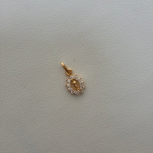 DIJE VIRGEN DE GUADALUPE SILUETA CON PIEDRAS BLANCAS 1.CM ORO AMARILLO 18K - 0.4GR